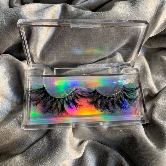 Lashes - Picture 2 of 5